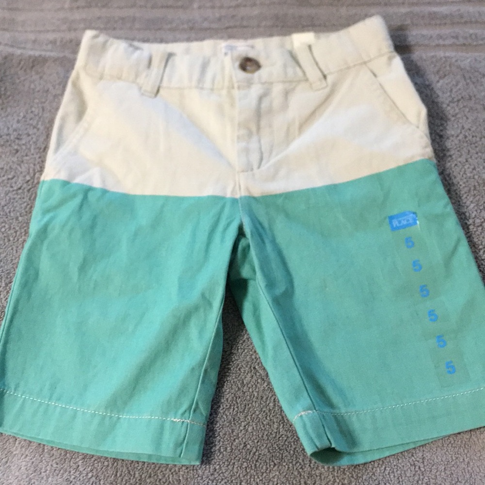 Children’s Place boys size 5 khaki/teal shorts